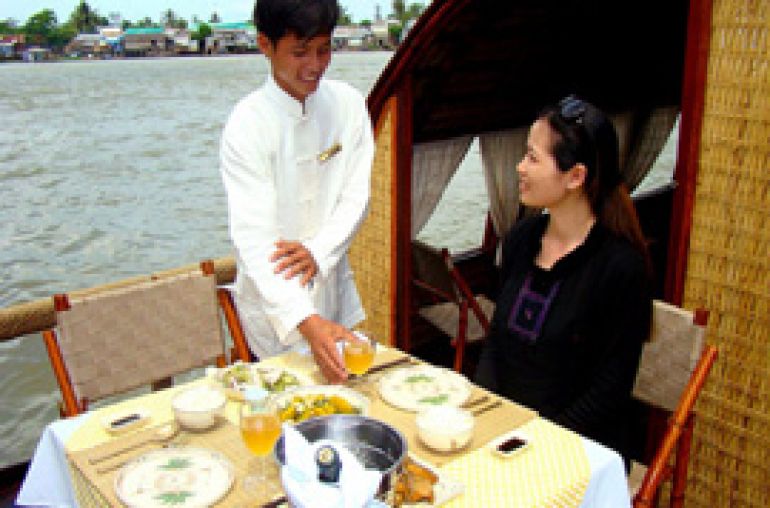 Song_Xanh_-_Lunch_1
