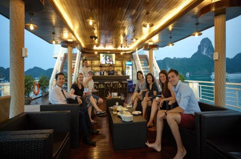 Alisa-Cruise-Sky-Bar
