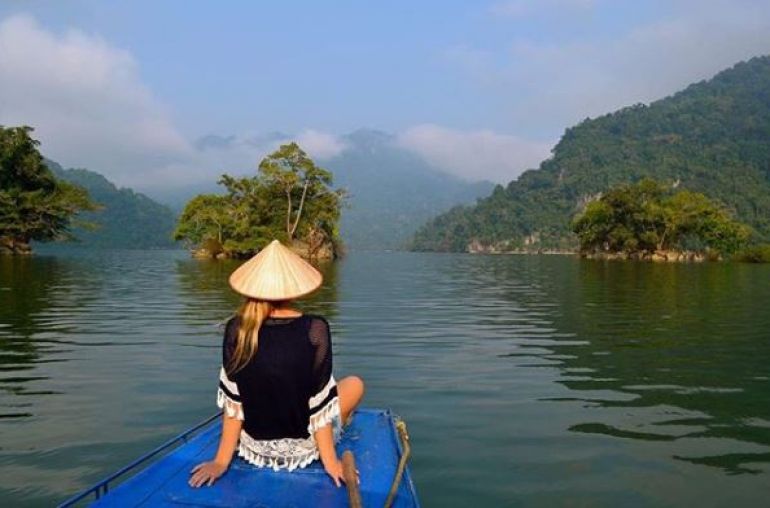 Boating-through-Ba-Be-National-Park