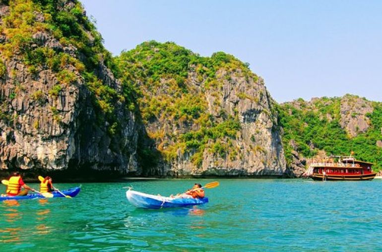 Kayaking-at-Three-Peaches-Islet