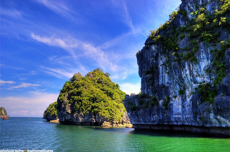 The-tranquil-waters-of-Lan-Ha-Bay