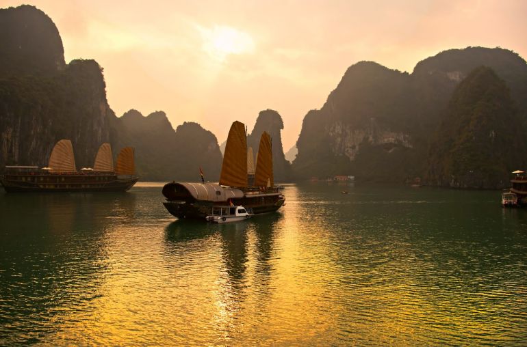 enjoy_the_first_moments_of_a_day_on_halong_bay_1