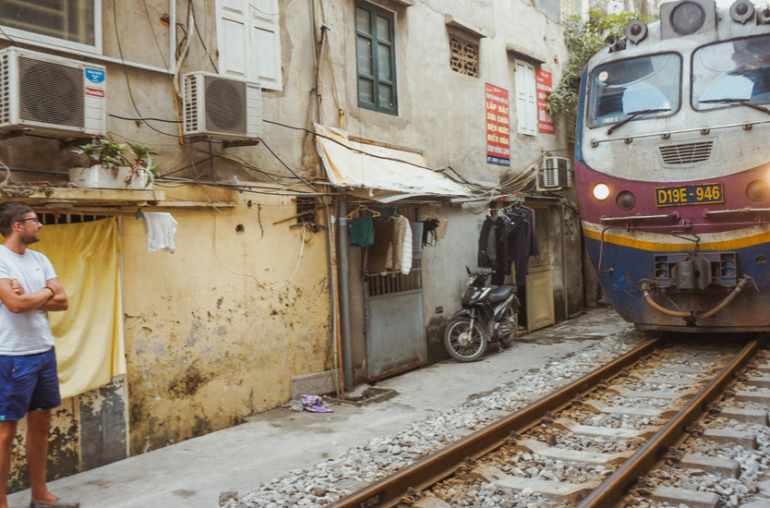 Finding-Hanoi-Train-Street-1060x550