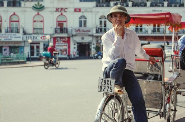 vietnam-hanoi-cyclist