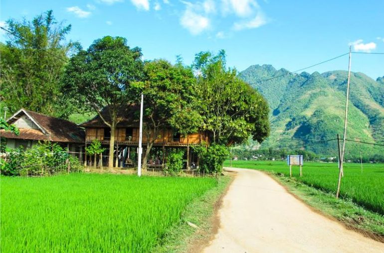 Entrance-to-lac-village