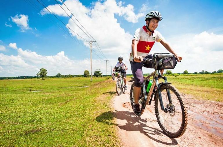 highlands-coast-of-vietnam-cycle-path