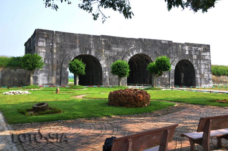 Citadel-of-the-Ho-Dynasty-2
