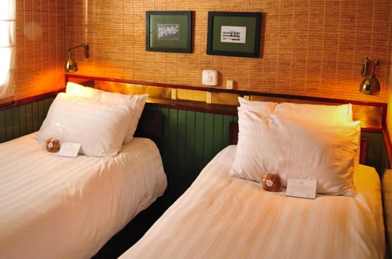 Twin bed cabin